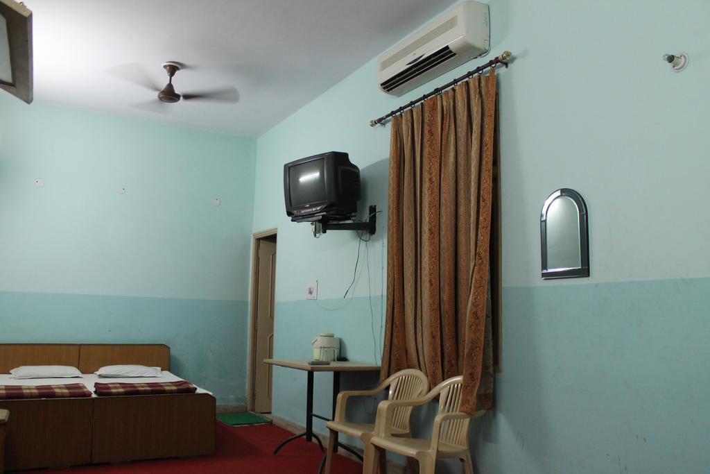 Krishnam Guest House Mathura Exterior photo
